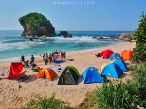 Asiknya camping rame-rame pinggir pantai jungwok